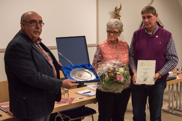 Christoph Vogt (li.) überreicht den Landesehrenteller an Bernd Puspas und einen Blumenstrauß an seine Frau Gertrud Foto: Karsten Grobbel Christoph Vogt (li.) überreicht den Landesehrenteller an Bernd Puspas und einen Blumenstrauß an seine Frau Gertrud Foto: Karsten Grobbel